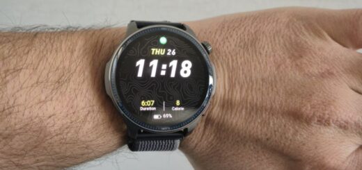 Amazfit Balance 2 al polso durante un allenamento in strada