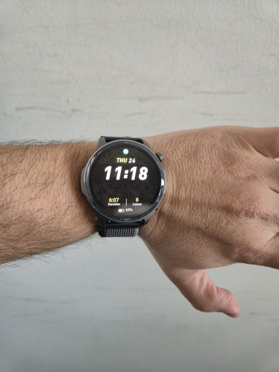 Amazfit Balance 2 al polso durante un allenamento in strada